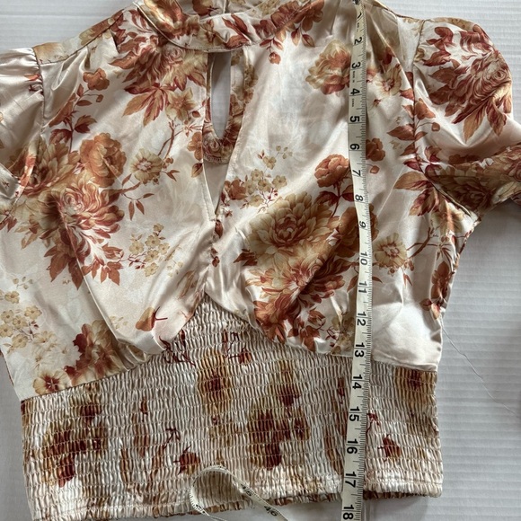 Guess Cream and Brown Floral Mock Neck Blouse Size Medium - Picture 5 of 11